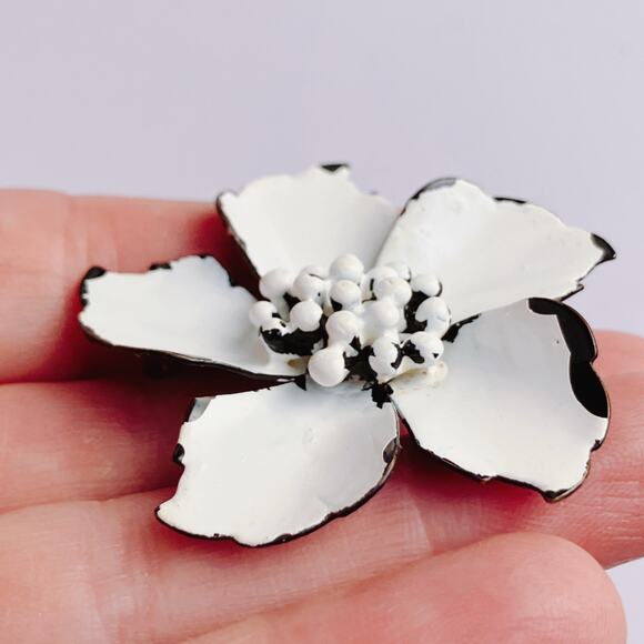 Vintage 1960s Brooch White Enamel Metal Mod Flower Black Edge Mid Century Pin - Picture 5 of 11